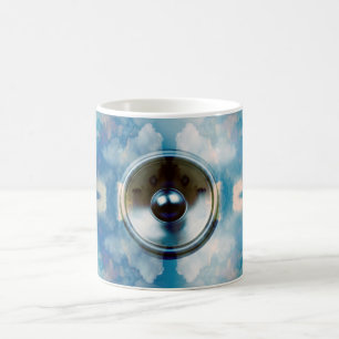 Taza De Café Altavoz musical y cielo azul turbio