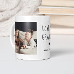 Taza De Café Ama tu abuela | Dos textos manuscritos fotográfico<br><div class="desc">Esta sencilla y elegante taza en blanco y negro dice "Ama a tu abuela" en un moderno texto en negro escrito a mano con un corazón que se corresponde con tu nombre. También hay espacio para mostrar dos de tus fotos personales favoritas por un regalo que tu abuela amará.</div>