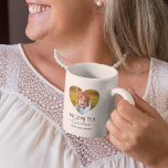 Taza De Café Ama tu foto del corazón de la abuela<br><div class="desc">La taza de café personalizada de la abuela incluye 2 fotos familiares en forma de corazón lindo,  las palabras "te queremos abuela" y los nombres de los nietos. ¡Se puede cambiar a cualquier relación!</div>