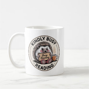 Taza De Café Amablemente ocupado leyendo la insignia de edgehog