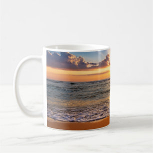 Taza De Café Amanecer del océano, horizonte azul profundo.