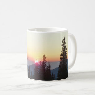 Taza De Café Amanecer en el bosque en la montaña Rocky