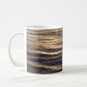 Taza De Café Amanecer en las aguas oceánicas