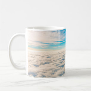 Taza De Café Amanecer por encima de las nubes desde la ventana