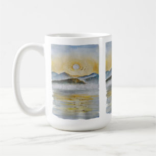 Taza De Café Amanecer veraniego sobre montañas y lago Misty - W