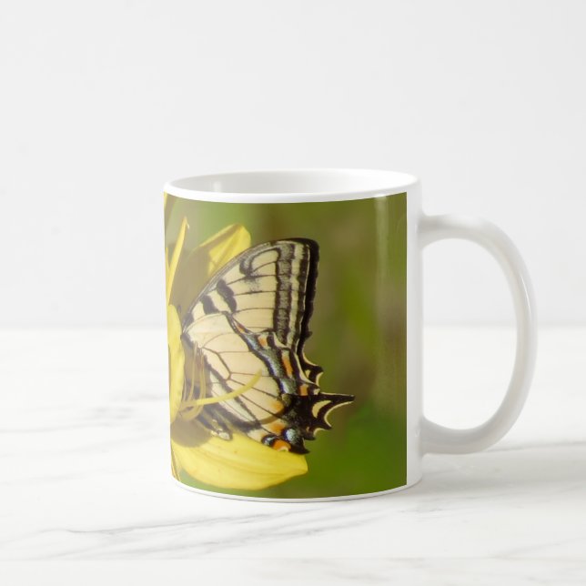 Taza De Café Amante del lirio - mariposa en Daylilies (Derecha)