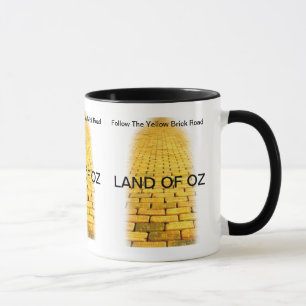 Taza de café amarilla del camino del ladrillo