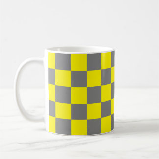 Taza de café amarilla y pizarra