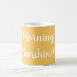 Taza De Café Amarillo con sol matutino en blanco texto