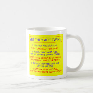 Taza De Café Amarillo idéntico de las preguntas de los gemelos