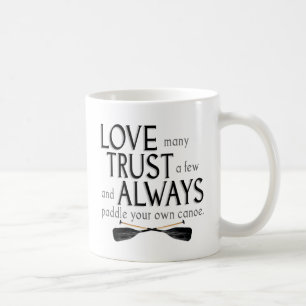 Taza De Café Ame muchos, confíe en algunos