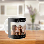 Taza De Café Amigos siempre nombres foto negra<br><div class="desc">Un regalo para tu(s) mejor(s) amigo(s) para el favor del cumpleaños,  Navidades o un evento especial. Texto en blanco: Best Friends Forever,  escrito con un guión de moda a mano. Personaliza y usa tu propia foto y nombres. Un fondo negro de moda.</div>