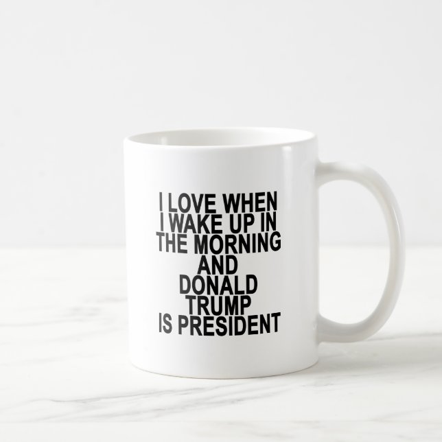 TAZA DE CAFÉ AMO CUANDO DESPIERTO POR LA MAÑANA Y EL DONALD T (Derecha)