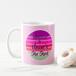 Taza De Café Añadir nombre de bienvenida a She Shed Retro Sunse