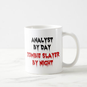 Taza De Café Analista por día Zombie Slayer por noche