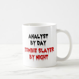 Taza De Café Analista por día Zombie Slayer por noche