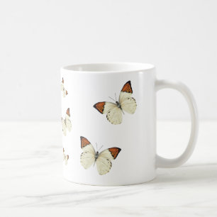 Taza de café anaranjada de las mariposas de la