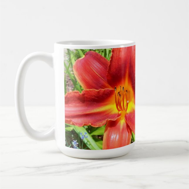 Taza de café anaranjada roja del lirio de día, (Izquierda)
