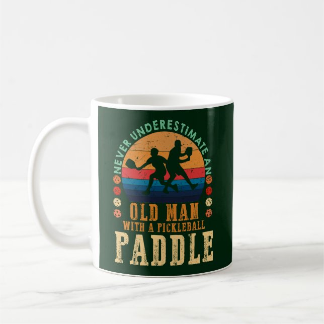 Taza De Café Anciano con una paleta de pickleball mejor regalo (Izquierda)