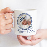 Taza De Café Ancla náutica nueva al anuncio del nacimiento de l<br><div class="desc">Regalo fotográfico recién nacido para el nuevo miembro de la tripulación o como regalo de invitación a amigos y familiares. Añade tu foto a este diseño náutico con marco de foto de cuerda y anclas en paleta de color azul y blanco. Puede agregar el nombre del bebé, la fecha de...</div>