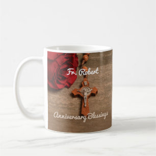 Taza De Café Aniversario de la Ordenación Sacerdote Rosa Roja y