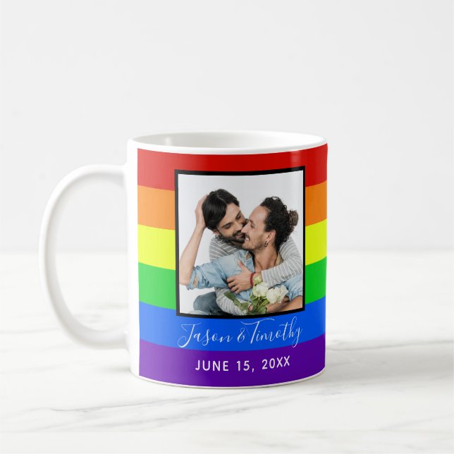 Taza De Café Aniversario del Boda LGBTQ con rayas arcoiris (Izquierda)
