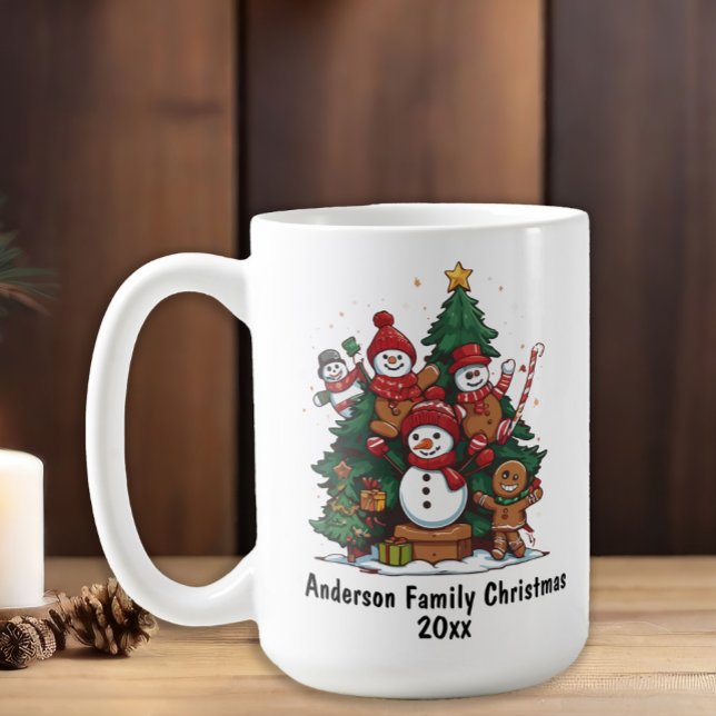 Taza De Café Año de los Navidades de la familia Snowman Gingerb (Snowman family customizable Christmas mug. Add your family name and year.)