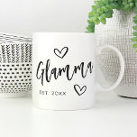 Taza De Café Año Glamma Abuela establecida<br><div class="desc">Crea un dulce bigote para la abuela con este sencillo diseño que incluye "Glamma" en letras manuscritas dibujadas con acento de corazones. Personaliza el año en que se convirtió en abuela para un lindo Día de la Madre o un regalo de invitación por embarazo.</div>