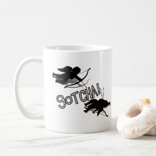 Taza De Café Anti-San Valentín - Duelo de Cupido 'TE ATRAPÉ'