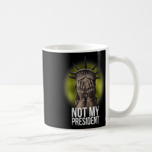 Taza De Café Anti Trump, no mi presidente Teeshirt se resiste