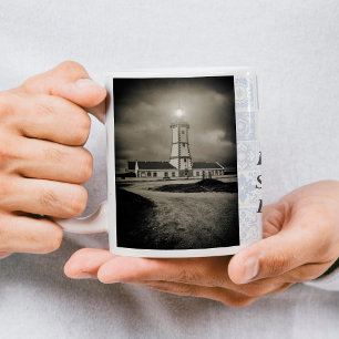 Taza De Café Antiguo faro en una noche de tormenta