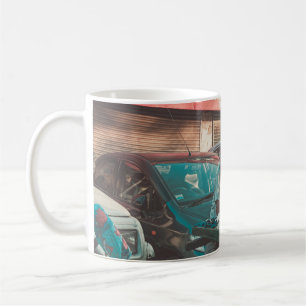 TAZA DE CAFÉ APARTAMENTOS EXPENDEDORES DE HOMBRE CERCA DE AUTOS