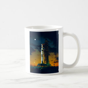 Taza De Café Apolo 4 Saturn V en el cojín un complejo 39 del