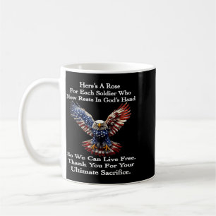 Taza De Café Aquí hay una rosa para cada soldado que ahora desc