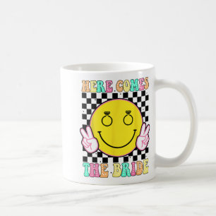 Taza De Café Aquí viene la novia Té de fiesta de soltera groovy