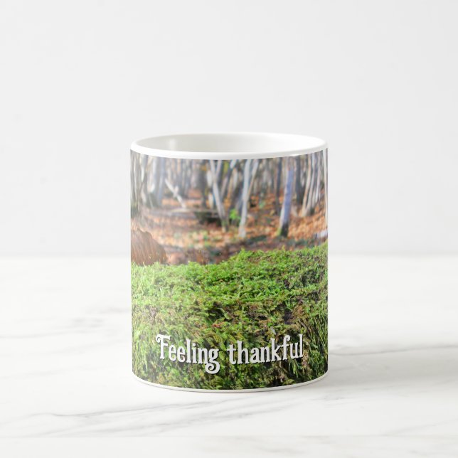 Taza De Café Árbol caído en Moss - Acción de Gracias personaliz (Centro)