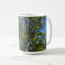 Taza De Café Árbol De Ash Alto En La Hermosa Foto Del Cielo Azu