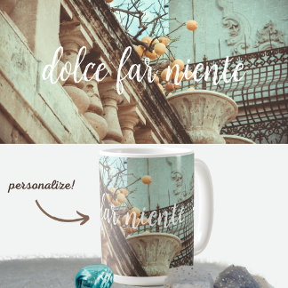 Taza De Café Árbol de limón y edificios antiguos