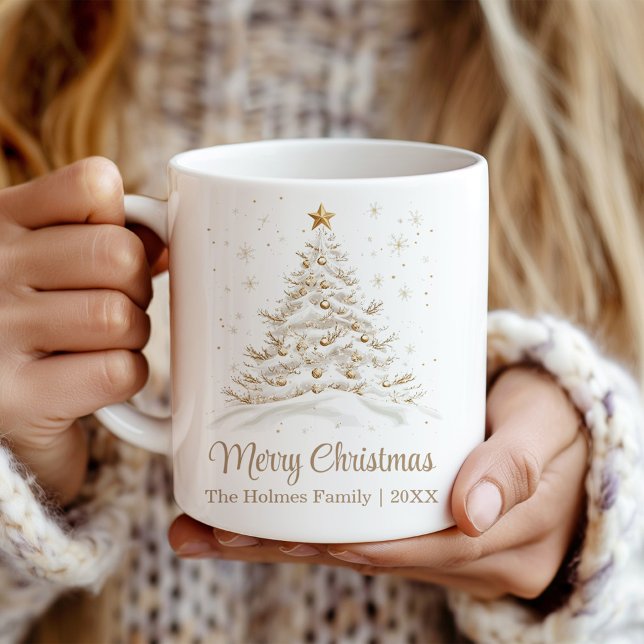 Taza De Café Árbol de Navidad dorado y blanco con nombre de fam (Gold and White Christmas Tree with Family Name Coffee Mug in a girl's hands.)