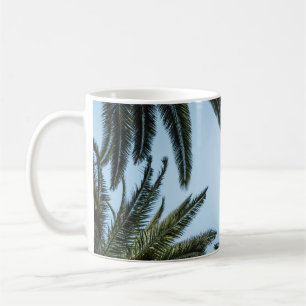 TAZA DE CAFÉ ÁRBOL DE PALMA VERDE BAJO CIELO BLANCO