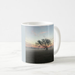 Taza De Café Árbol de silueta en campo oxidado