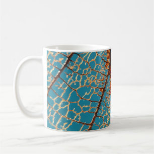 Taza De Café Árbol desnudo marrón bajo cielo azul en la mañana