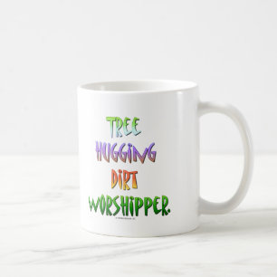Taza De Café Árbol que abraza al worshipper. de la suciedad