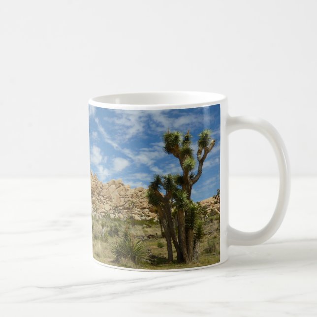Taza De Café Árboles de Joshua y paisaje del desierto del cielo (Derecha)