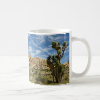 Taza De Café Árboles de Joshua y paisaje desértico de cielo azu