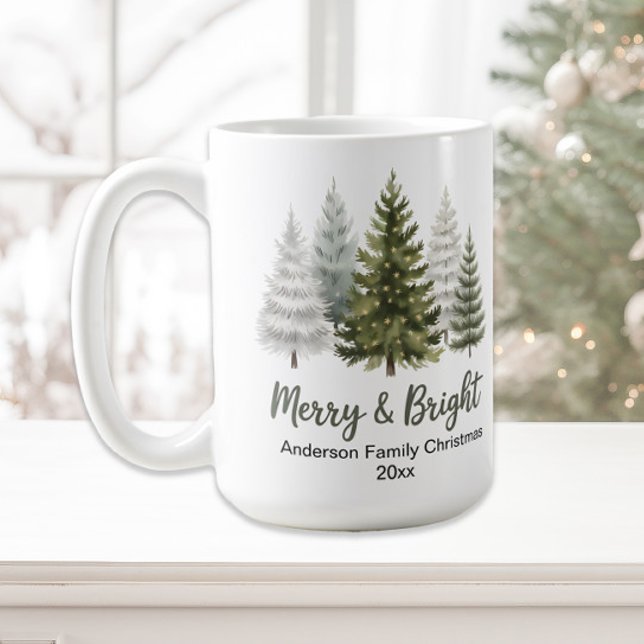 Taza De Café Árboles navideños fríos y brillantes Familia Keeps (Pine trees "Merry and Bright" family name Christmas mug)