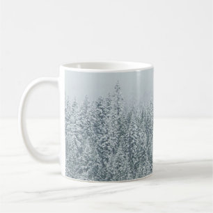 TAZA DE CAFÉ ÁRBOLES QUE CUBREN LA NIEVE