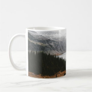 TAZA DE CAFÉ ÁRBOLES VERDES CERCA DEL CUERPO TRANQUILO DEL AGUA