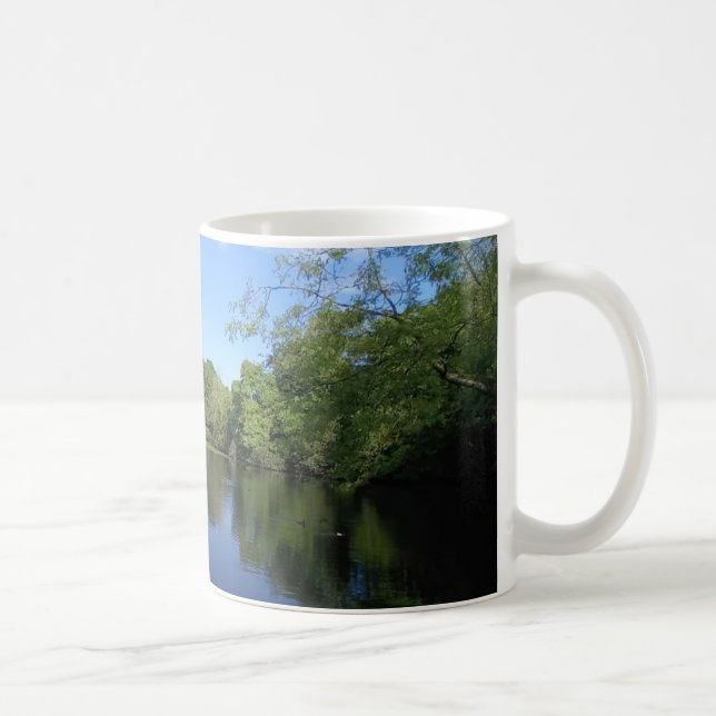 Taza De Café Árboles verdes en el agua (Derecha)