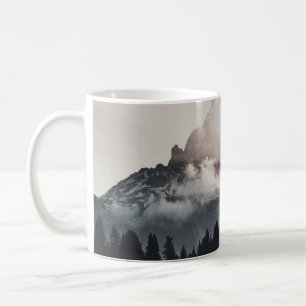 TAZA DE CAFÉ ÁRBOLES VERDES EN LA MONTAÑA BAJO LAS NUBES BLANCA